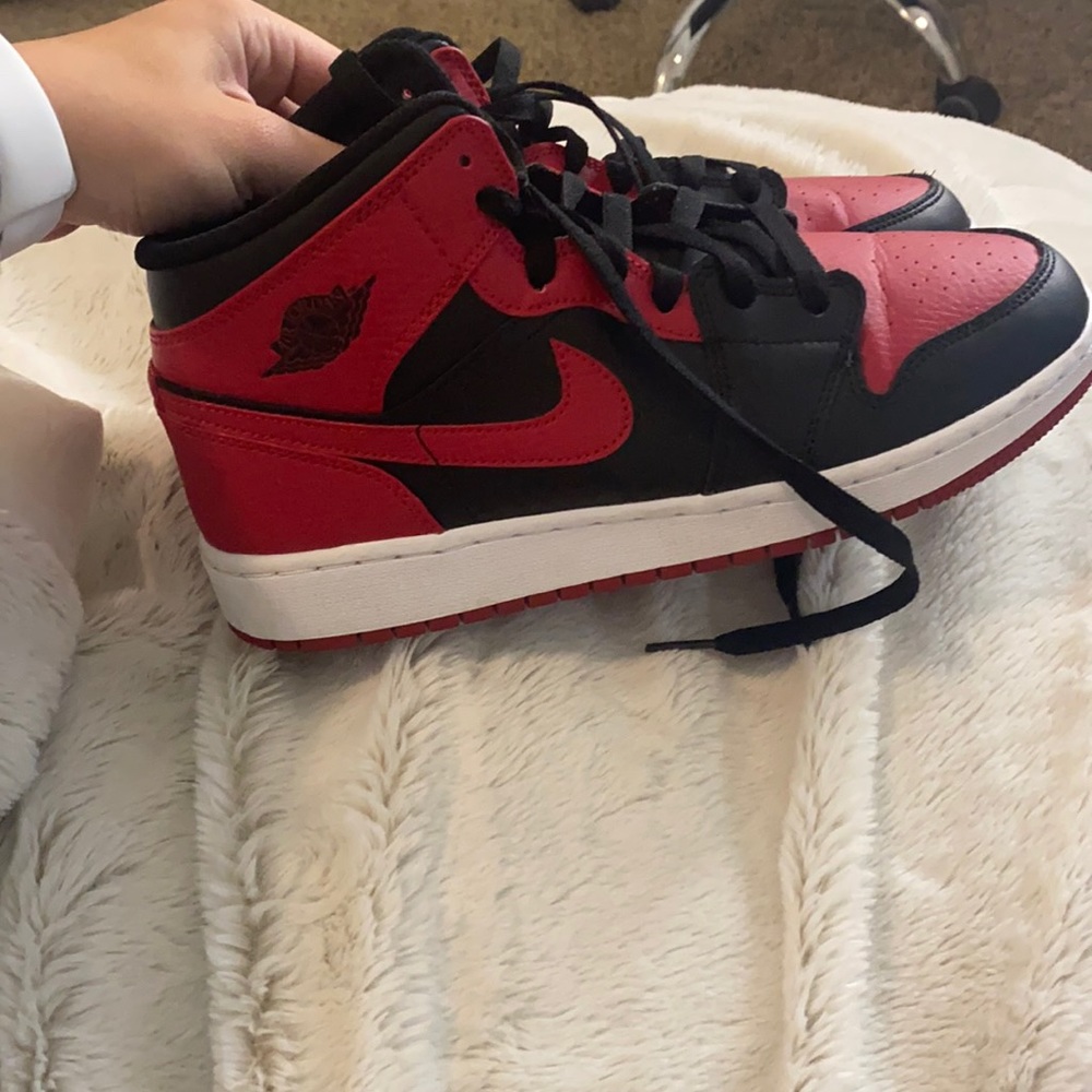 RED AND BLACK JORDAN 1 MIDS